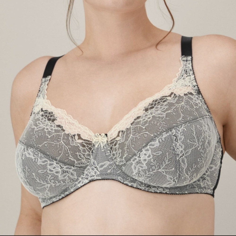 NEW Wonderbra Chantilly Lace Bra in Cream and Black 34C Style 7484